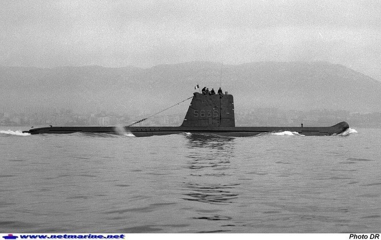 Le sous-marin Argonaute en rade de Toulon (16 octobre 1973 - Photo Jean Guiglini)