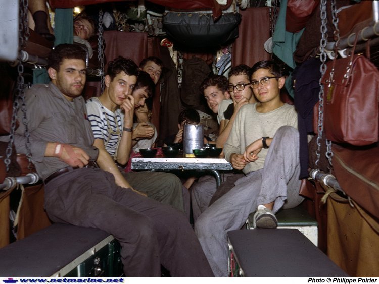 Pause café au poste avant du sous-marin Argonaute (1966-67).