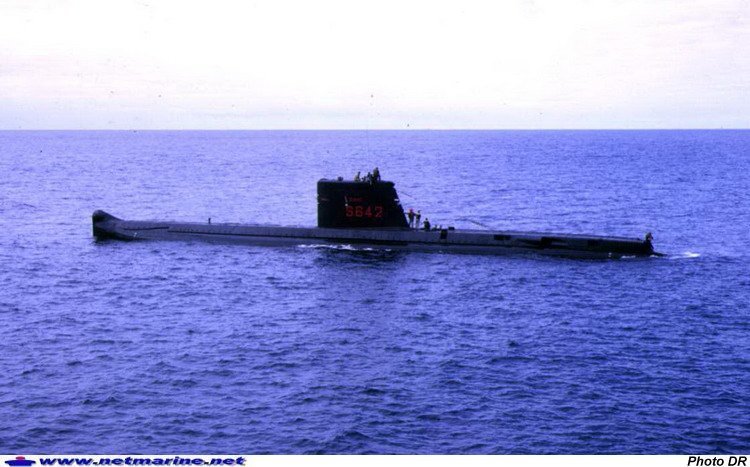 Le sous-marin Diane à la mer en exercice avec le Champenois (Août 1967 - Photo René Simonin).